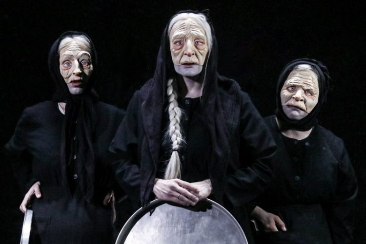 “Οι γριές που μαζεύουν την τσουκνίδα” στο Ηράκλειο