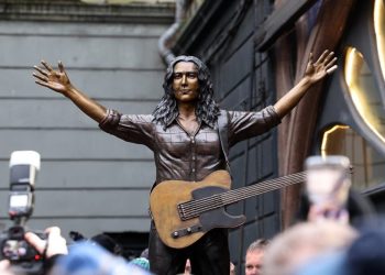 O Rory Galagher έγινε άγαλμα!